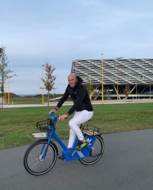 Zinédine Zidane Instagram - Very nice to visit @adidas HQ again. 
Thanks for the special welcome @adidasfootball ⚽