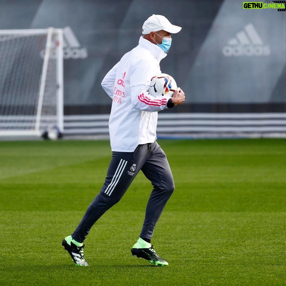 Zinedine Zidane Instagram - Siempre #Predator 👟👍 @adidasfootball