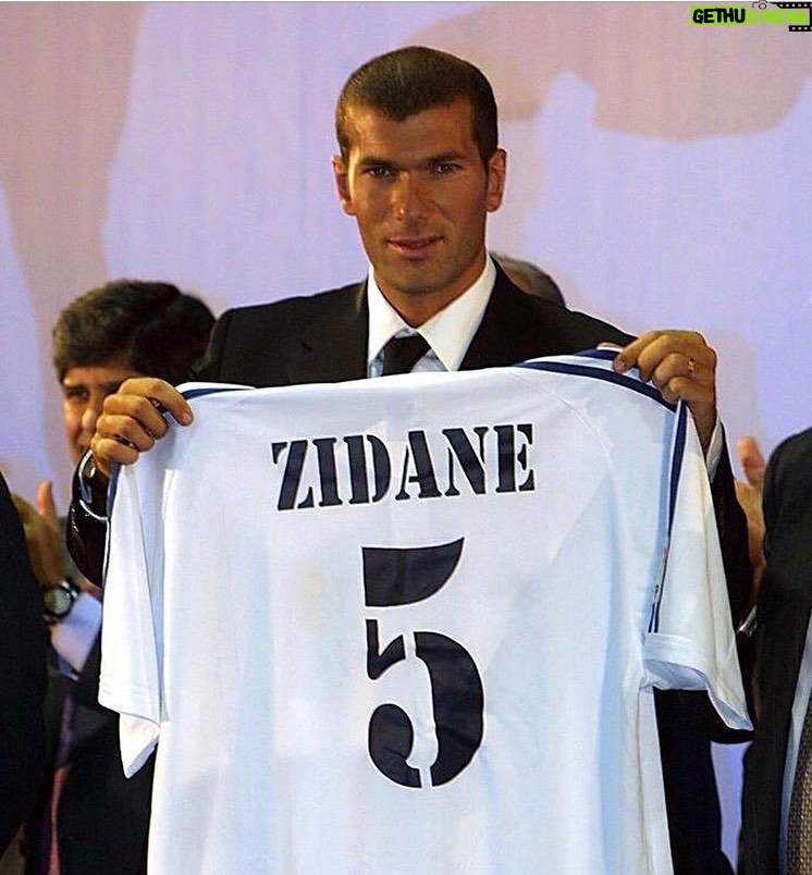 Zinedine Zidane Instagram - Hace 19 años : El principio de una nueva aventura muy especial ! Hala Madrid !