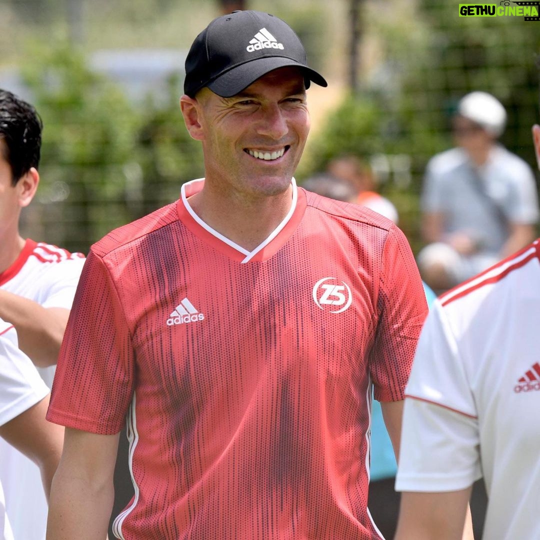 Zinedine Zidane Instagram - Le football est de retour au Z5 ⚽️😊 @z5aix