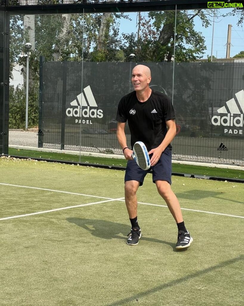 Zinedine Zidane Instagram - C’est la reprise ! 😃 🎾 ⚽️ @z5padel @z5sport