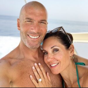 Zinédine Zidane Instagram - Joyeux Anniversaire mon Amour !
En ce jour très spécial 
Je voulais te dire combien je t’aime ❤️ toi qui m’a donné des Enfants Formidables et ton soutien durant toutes ces années 👌💪 !