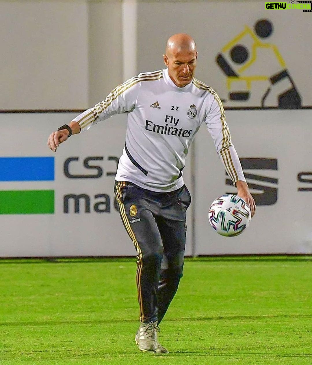 Zinédine Zidane - 1.1 Million Likes -