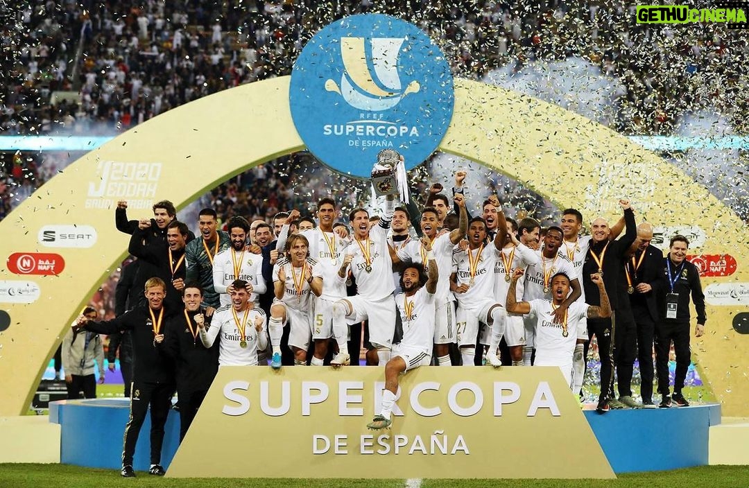 Zinédine Zidane - 1.3 Million Likes - HALA MADRID ! 🏆