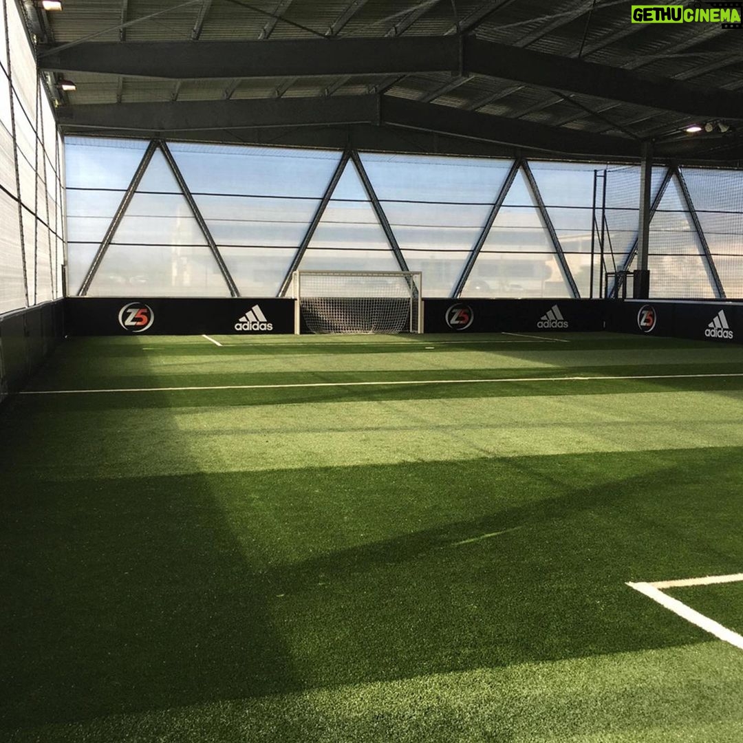 Zinedine Zidane Instagram - Le football est de retour au Z5 ⚽️😊 @z5aix
