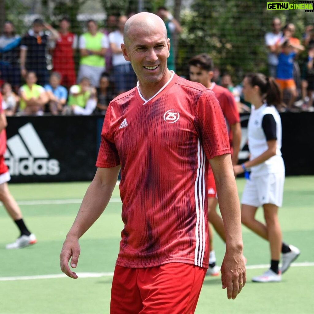 Zinedine Zidane Instagram - Le football est de retour au Z5 ⚽️😊 @z5aix