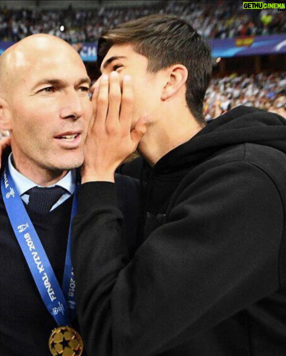 Zinédine Zidane - 1.2 Million Likes - Joyeux Anniversaire mon Théo ❤️ 18 ans la Classeeeee