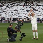 Zinedine Zidane Instagram - Inolvidable. 7 de mayo de 2006. La última vez que jugué como jugador del Real Madrid en el mejor estadio del mundo, el Bernabéu. Estadio Santiago Bernabéu