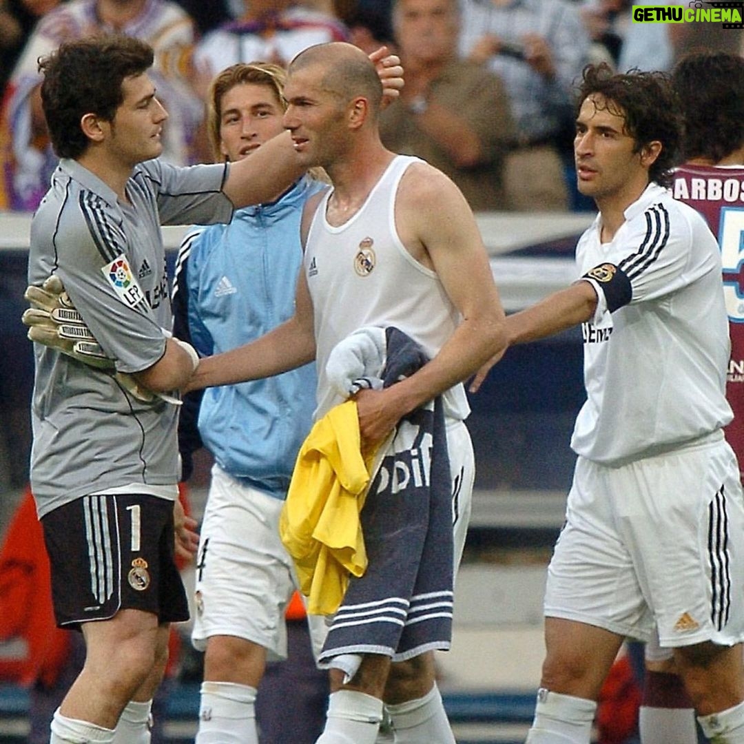 Zinedine Zidane Instagram - Inolvidable. 7 de mayo de 2006. La última vez que jugué como jugador del Real Madrid en el mejor estadio del mundo, el Bernabéu. Estadio Santiago Bernabéu