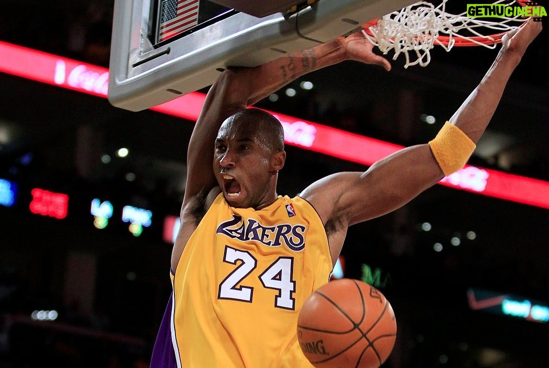 Zinédine Zidane - 1.2 Million Likes - Kobe Bryant. Tu as été un exemple pour ma famille et moi, tout comme pour des millions de personnes à travers le monde.
Les légendes sont éternelles.
Toutes mes pensées les plus profondes pour la famille Bryant.
RIP Gianna and Kobe.