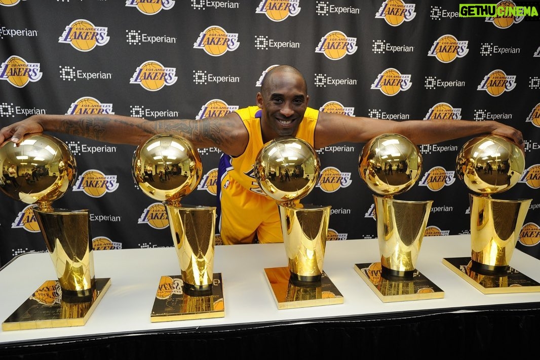 Zinédine Zidane - 1.2 Million Likes - Kobe Bryant. Tu as été un exemple pour ma famille et moi, tout comme pour des millions de personnes à travers le monde.
Les légendes sont éternelles.
Toutes mes pensées les plus profondes pour la famille Bryant.
RIP Gianna and Kobe.
