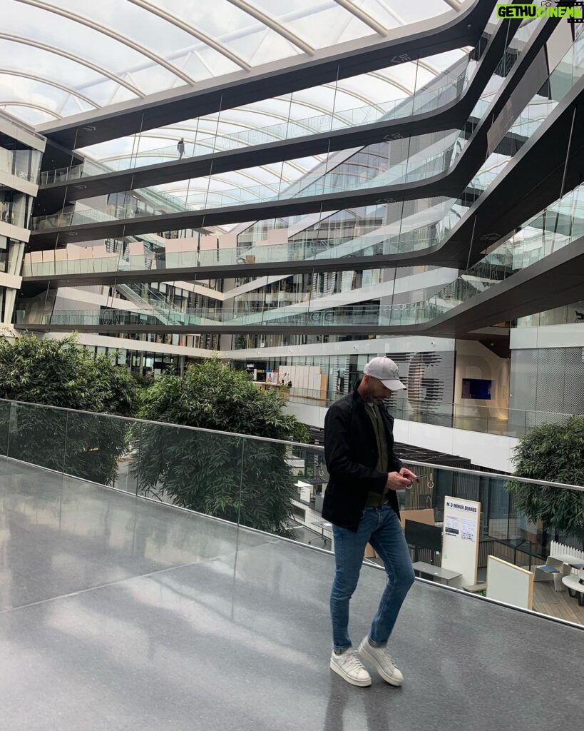Zinedine Zidane Instagram - A great day at @adidas office ✨