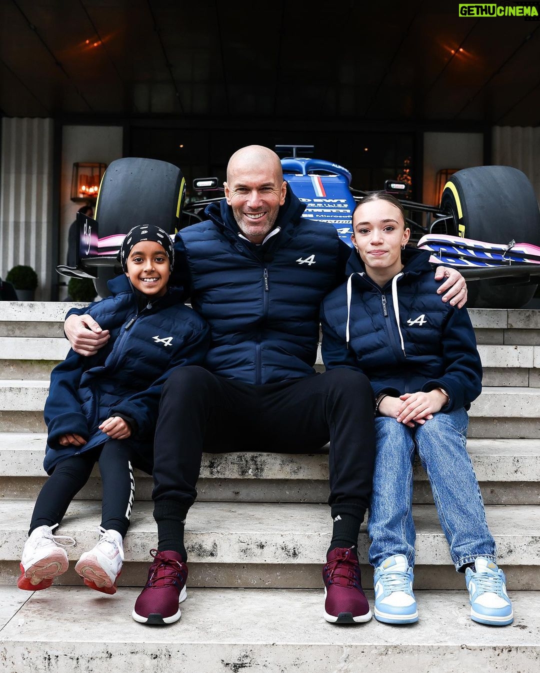 Zinedine Zidane Instagram - An inspiring day with the Alpine family in Madrid. 🏎️ ⚽️