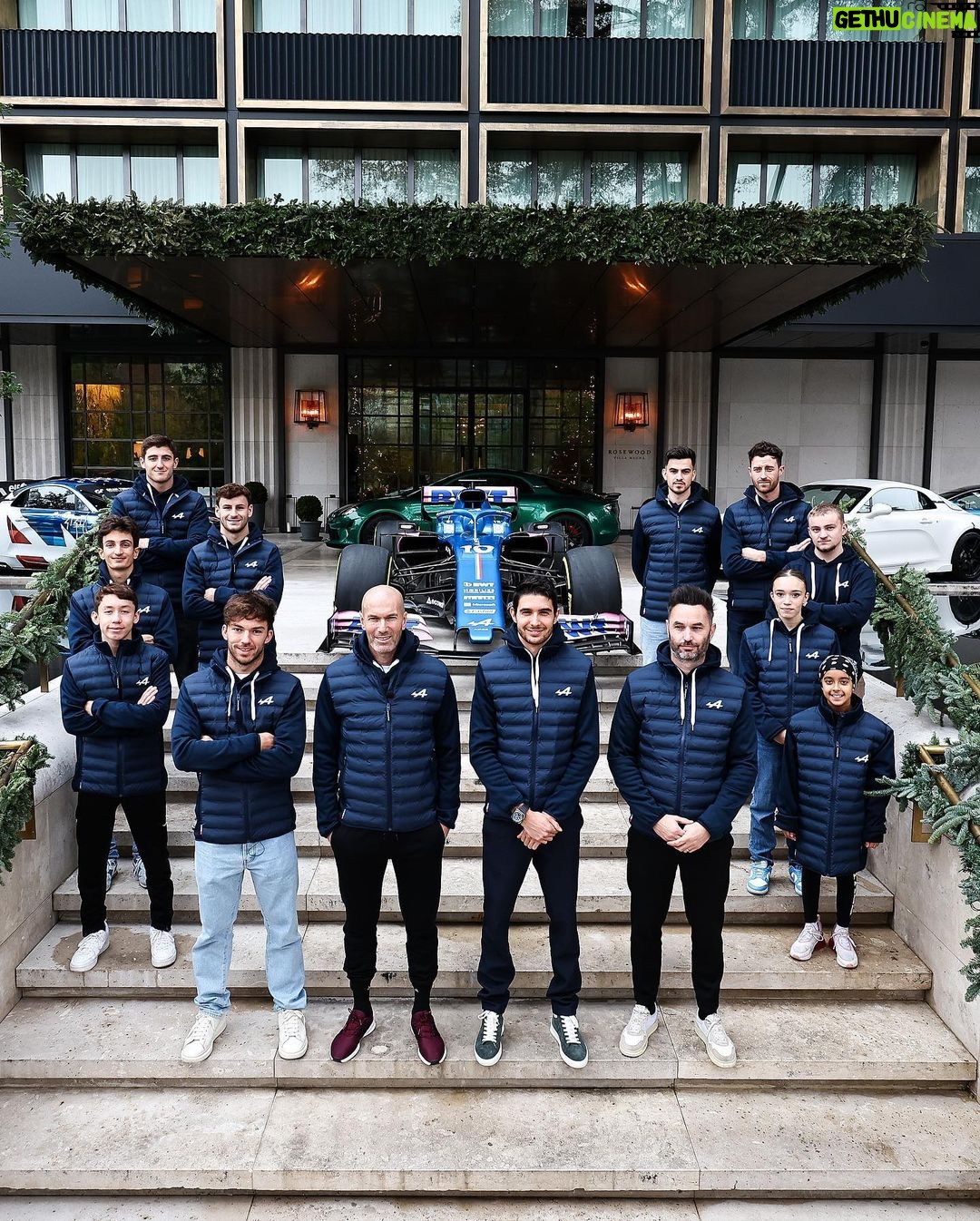 Zinedine Zidane Instagram - An inspiring day with the Alpine family in Madrid. 🏎️ ⚽️