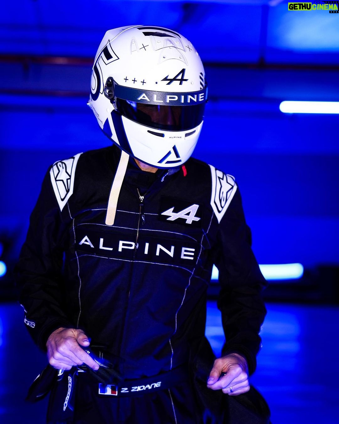 Zinedine Zidane Instagram - An inspiring day with the Alpine family in Madrid. 🏎️ ⚽️