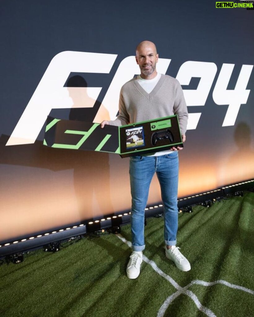 Zinedine Zidane Instagram - Early access ✅ 🎮 What a night with @easportsfc ! #FC24