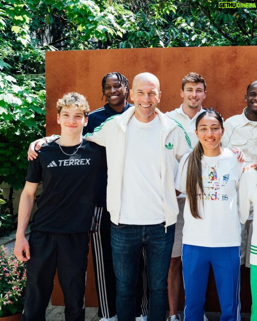 Zinedine Zidane Instagram - Une belle rencontre avec la famille @adidas et les jeunes athlètes de la #teamadidas Paris, France