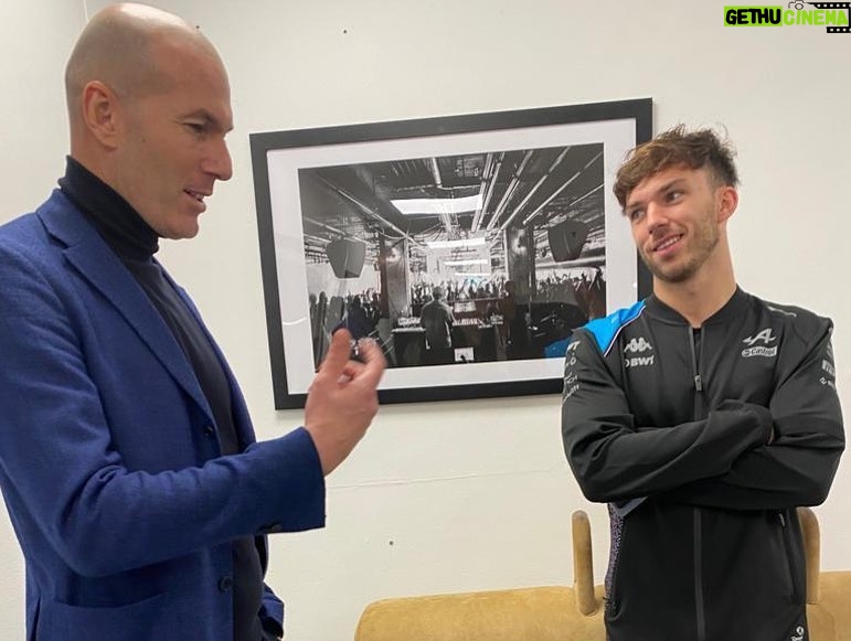 Zinedine Zidane Instagram - Merci pour ce bel accueil @alpinef1team A suivre… #racHer #ConcoursExcellenceMecanique