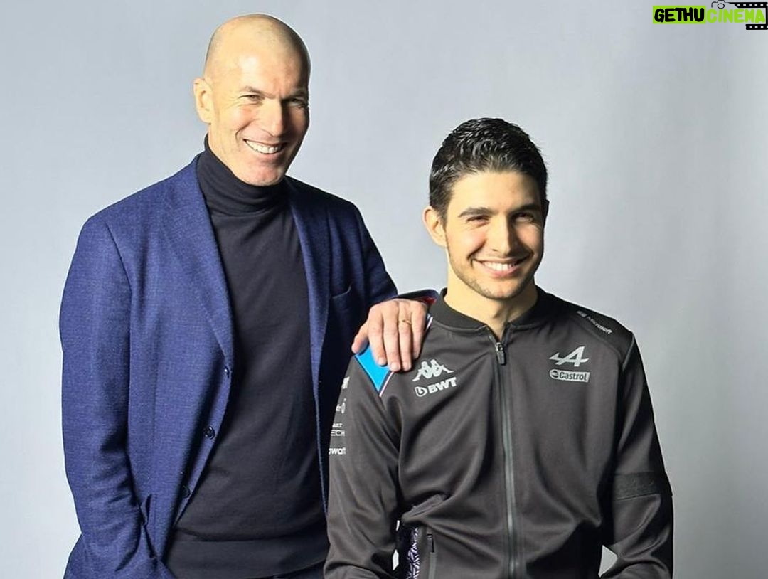 Zinedine Zidane Instagram - Merci pour ce bel accueil @alpinef1team A suivre… #racHer #ConcoursExcellenceMecanique
