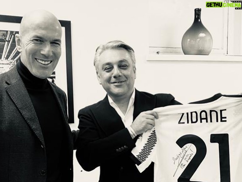 Zinedine Zidane Instagram - Merci pour ce bel accueil @alpinef1team A suivre… #racHer #ConcoursExcellenceMecanique