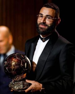 Zinedine Zidane Instagram - Je t’ai vu beaucoup travailler pour que ton jeu progresse et que tu deviennes ce que tu es. Tu as toujours cherché à t’améliorer. Aujourd’hui, ce trophée récompense ce travail et cette année exceptionnelle ! J’espère que tu continueras à nous régaler au Réal et pendant cette coupe du monde avec l’Equipe de France 🇫🇷