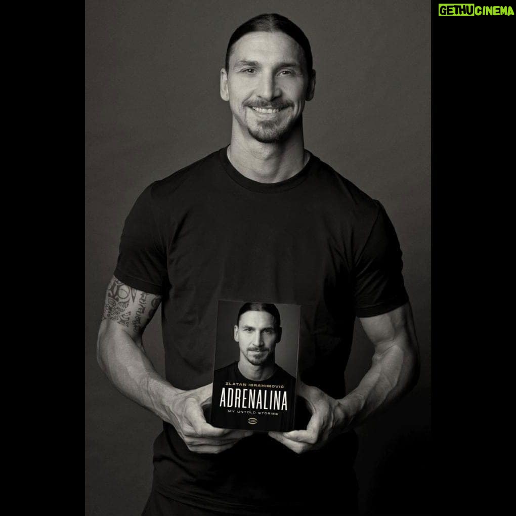 Zlatan Ibrahimović Instagram - Ho quarant’anni e due figli che non sono più bambini, ma ragazzi. A quest’età in genere si tira una riga sul foglio e si fanno le prime somme, i primi bilanci. Se il giocatore Ibra lo conoscono tutti, l’uomo Ibra no. È il senso di questo libro. #Adrenalina - #MyUntoldStories da oggi #inlibreria per @cairo.editore