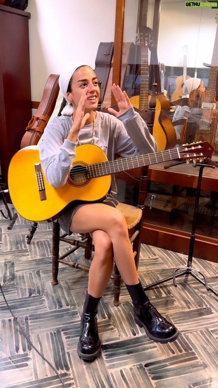 Zoe Gotusso Instagram - ARREGLARON MI GUITARRA!! El sábado concierto en Chapadmalal. Mismo mes pero 26 Punta Del Este 🇺🇾 28 MDQ 03 de Febrero Villa Gessell y 08 Corrientes. 09 Asunción y 10 San Bernardino🇵🇾 (mas informacion en el link de mi perfil) Luthier de Lujo @el_virutero @yamahamusicargentina