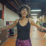 Zoe Gotusso Instagram - ESTA AVENTURA JUNTO A @coldplay ME ESTA DEJANDO MUCHO APRENDIZAJE, AHORA ME SIENTO A FLOR D PIEL Y MAÑANA TENEMOS LUNA LLENA GRACIAS POR SER PARTE DE ESTA CAMINO!!!! 📹 x @dfallaccess Estadio Monumental River Plate