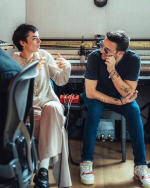 Zoe Gotusso Instagram - Quedate con quien te mire como Emi mira a Zoe 😁🫶

Nueva canción ME CANSÉ Ft. @zoegotusso ¿Ya la escucharon? 
Link en bio!

📸 @distrito____ @agustindusserre