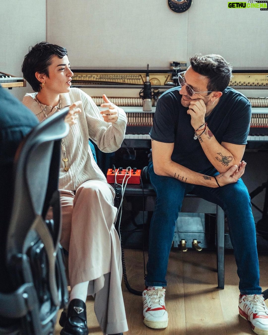 Zoe Gotusso - 26.3K Likes - Quedate con quien te mire como Emi mira a Zoe 😁🫶
Nueva canción ME CANSÉ Ft. @zoegotusso ¿Ya la escucharon?
Link en bio!
📸 @distrito____ @agustindusserre