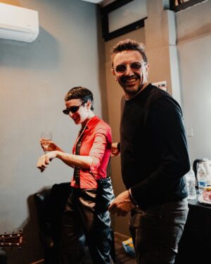 Zoe Gotusso Instagram - Quedate con quien te mire como Emi mira a Zoe 😁🫶

Nueva canción ME CANSÉ Ft. @zoegotusso ¿Ya la escucharon? 
Link en bio!

📸 @distrito____ @agustindusserre