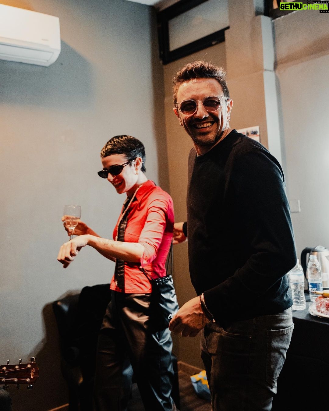 Zoe Gotusso - 26.3K Likes - Quedate con quien te mire como Emi mira a Zoe 😁🫶
Nueva canción ME CANSÉ Ft. @zoegotusso ¿Ya la escucharon?
Link en bio!
📸 @distrito____ @agustindusserre