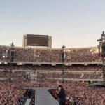 Zoe Gotusso Instagram - Tremendo 2022, hicimos 75 conciertos en 10 países en donde pude conocer a cada uno de ustedes. Gracias por ser parte de esto que recién empieza 💋 Tengo nuevas canciones para mostrarles 💿 siento que el 2023 nos va a llevar muy lejos, los quiero mucho mucho, siempre agradecida. 1- Una foto que me guardo para siempre del año en donde mas aprendi. 2- Cuando abrimos los conciertos de Coldplay en River 3- Con Cachorro Lopez nos encantamos y desde marzo estamos trabajando en mi segundo album