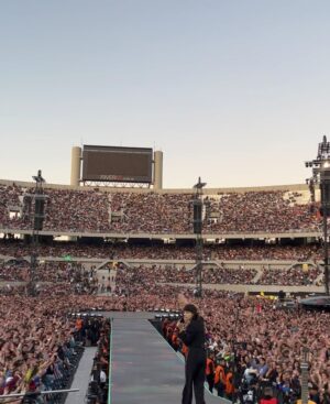 Zoe Gotusso Instagram - Tremendo 2022, hicimos 75 conciertos en 10 países en donde pude conocer a cada uno de ustedes. 
Gracias por ser parte de esto que recién empieza 💋
Tengo nuevas canciones para mostrarles 💿 siento que el 2023 nos va a llevar muy lejos,
los quiero mucho mucho, siempre agradecida. 

1- Una foto que me guardo para siempre del año en donde mas aprendi.
2- Cuando abrimos los conciertos de Coldplay en River
3- Con Cachorro Lopez nos encantamos y desde marzo estamos trabajando en mi segundo album