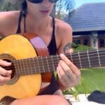 Zoe Gotusso Instagram - Feliz navidad, regalo los acordes de Película
