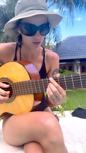 Zoe Gotusso Instagram - Feliz navidad, regalo los acordes de Película
