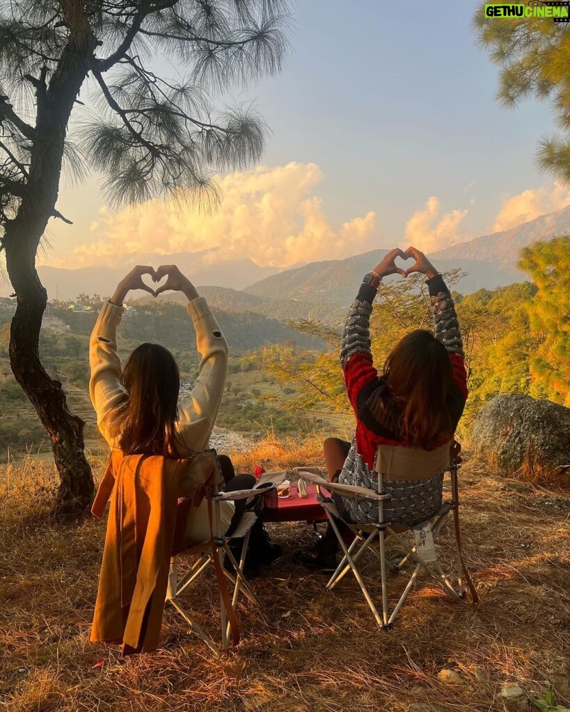 Zoya Afroz Instagram - Just two princesses on a picnic 🧺☕💖⛰🫶🏼✨ Kangra valley