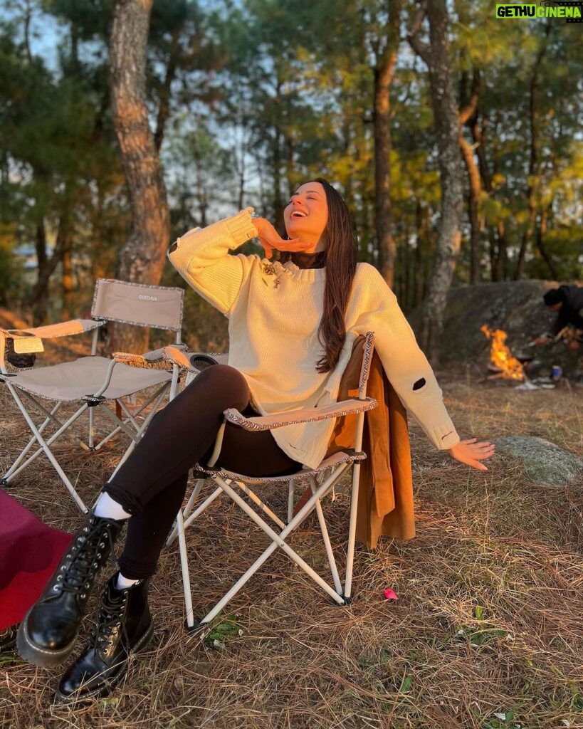 Zoya Afroz Instagram - Just two princesses on a picnic 🧺☕💖⛰🫶🏼✨ Kangra valley