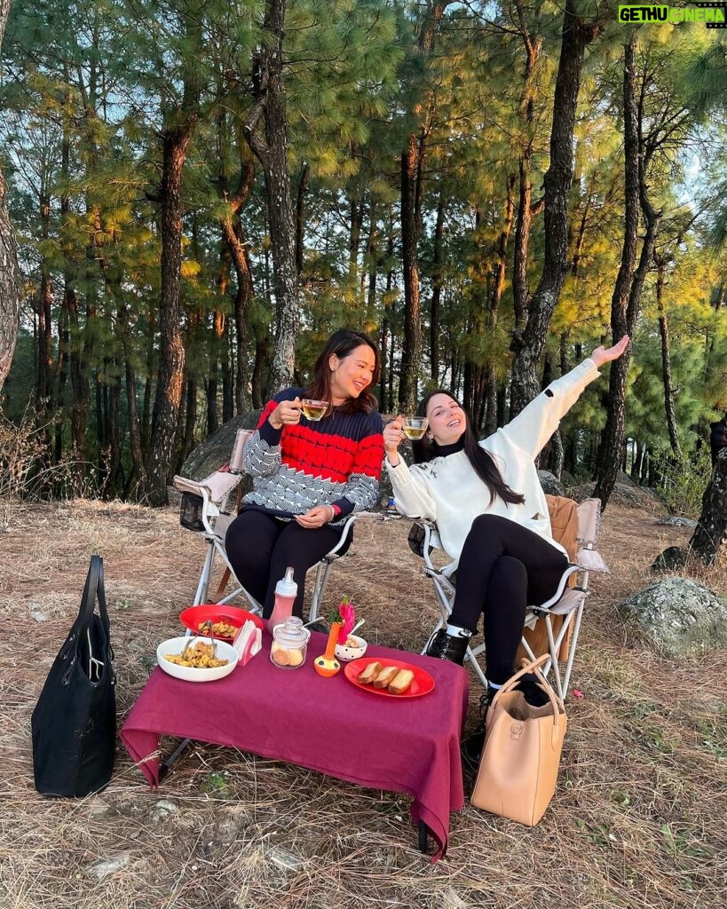 Zoya Afroz Instagram - Just two princesses on a picnic 🧺☕💖⛰🫶🏼✨ Kangra valley
