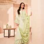 Zoya Afroz Instagram - #ɪɴᴅɪᴀɴᴡᴇᴀʀ ✨✨✨ Brand : @yesfab Photography : @milind_misal Hair : @kavita.gour.184 Stylist : @lakhanisana Creative director : @nishankswami