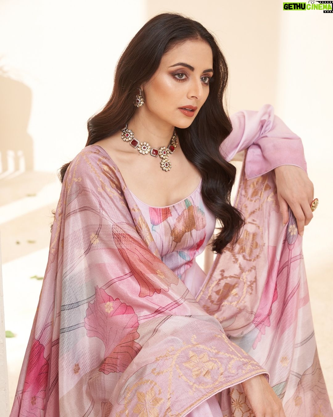 Zoya Afroz Instagram - ✨✨✨ Brand : @yesfab Photography : @milind_misal Hair : @kavita.gour.184 Stylist : @lakhanisana Creative director : @nishankswami