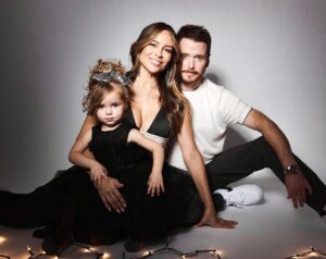 Zulay Henao Instagram - Merry Christmas y una Feliz Navidad from our family to yours! @modernmuze @mrkevinconnolly 

Photography by @imagerybyoscar