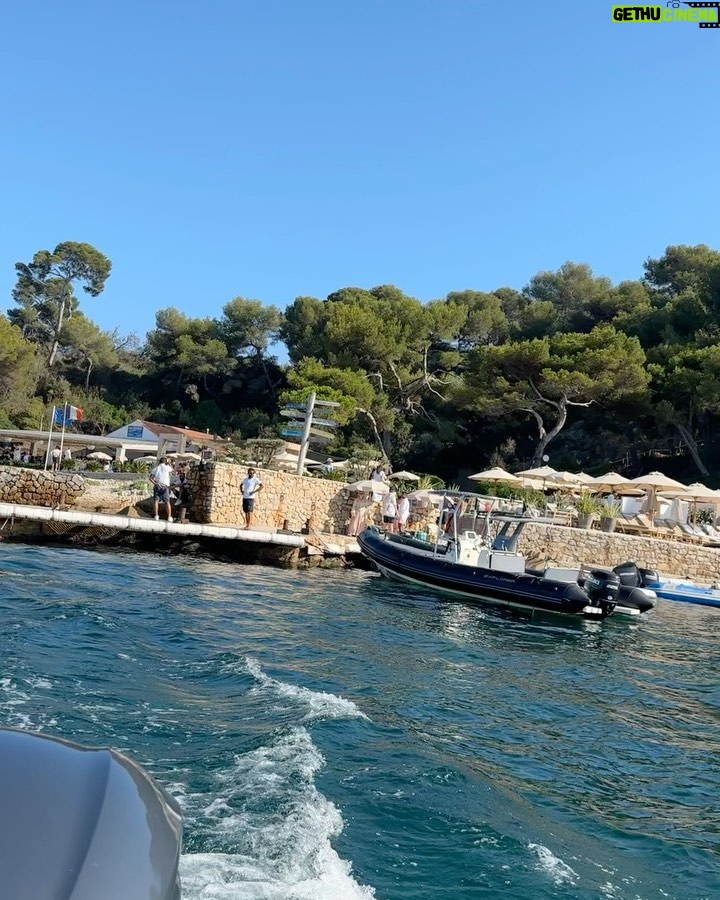 Zulay Henao Instagram - France is delicious in all the ways🇫🇷 Esta vida está rica💚🌊 #canne La Guérite - Cannes