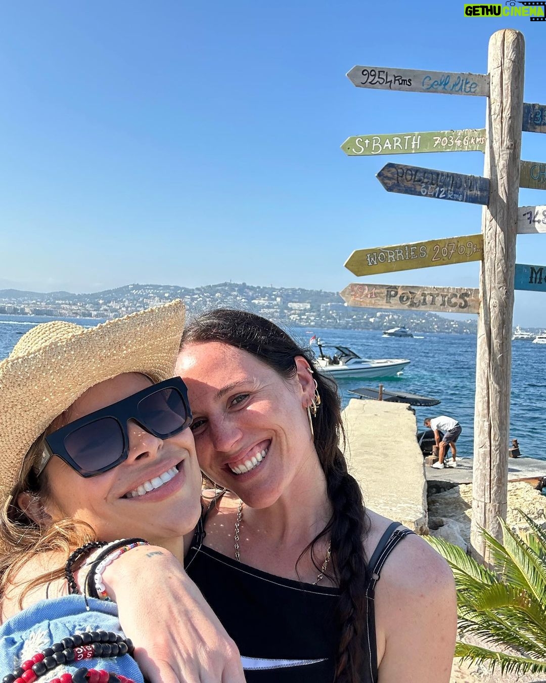 Zulay Henao Instagram - France is delicious in all the ways🇫🇷 Esta vida está rica💚🌊 #canne La Guérite - Cannes