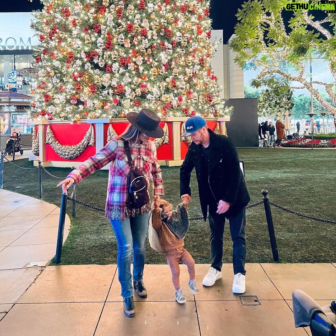 Zulay Henao Instagram - Cheers baby, Happy Papis Day💚 We love you & appreciate all you do for us, we never once doubt we’re your top priority in all you do. Enjoy your day @mrkevinconnolly It ends at 12 AM sharp!