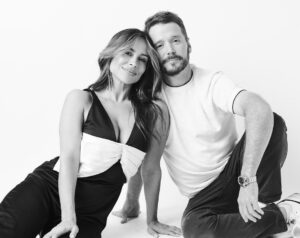 Zulay Henao Instagram - Merry Christmas y una Feliz Navidad from our family to yours! @modernmuze @mrkevinconnolly 

Photography by @imagerybyoscar