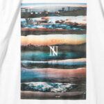 cherry chill will. Instagram - このツアーTシャツデザインの話をドラムのZAXからもらった時、自分の中で何曲か候補があったが悩みに悩んだ末"Here we are"を選ばせてもらった。 2018年、Crimieのコレクション撮影でThe BONEZメンバーと一緒に行ったHawaii。撮影後にビーチで飲み明かしたり海でガキみたいに大はしゃぎしたり...僕の中で忘れられない最高の旅の一つになった。 そんな旅の中で撮影したマウイの朝焼けや夕日、道中の美しい光景達をメインに音と詩、全てからインスピレーションを得てこの曲のSOULを全身で浴び、ライブではどんな音を奏で、パフォーマンスするのか想像しながら写真達のコラージュ作業に没頭した。 The BONEZファンの1人としてこんな素敵な機会をくれた事に感謝しつつ、ファンの皆さんも気に入ってくれる事を願ってます。 (昨日のライブで何人か着ている方をみて嬉しかった！) 全国47都道府県ツアーの成功を心から願って。 Let's show them we're alive! Much Respect @kanzajin @jesse_mcfaddin_original @tsuyoshi_ptp @koki_thebonez_tor @the____bonez