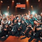 popping ed Instagram - 「漫画BOOG5」演出順利圓滿結束🙌🏽✨ 不知不覺成果展已經五年了，真的很謝謝所有一起努力的夥伴老師們還有所有表演者們；因為有大家一起的堅持和熱愛～我們才有動力繼續做下去。 雖然有時候真的累到想要放棄，但是每次過程中的感動又足以讓我面對很多現實中的大小事；謝謝所有觀眾還有夥伴們的信賴，謝謝每一屆成發所累積的能量～ 可以和一群喜愛這個文化的人一起努力，我覺得很幸福～謝謝所有夥伴團隊們，都辛苦了🙏🏽💙 以上，謝謝大家！發個文紀錄留念。 BOOG SHOW我們明年見🈵❤️‍🔥✊🏽 🎫： @boogstudio_tw 🏠： @boogstudio_tw 📷： @nalnal._sxsx . . #boogstudio #boogstudio成果展 #漫画BOOG5 #除了感動還是感動 #這次參與兩組的編排加上總籌#真的有累 #以上 #謝謝收看