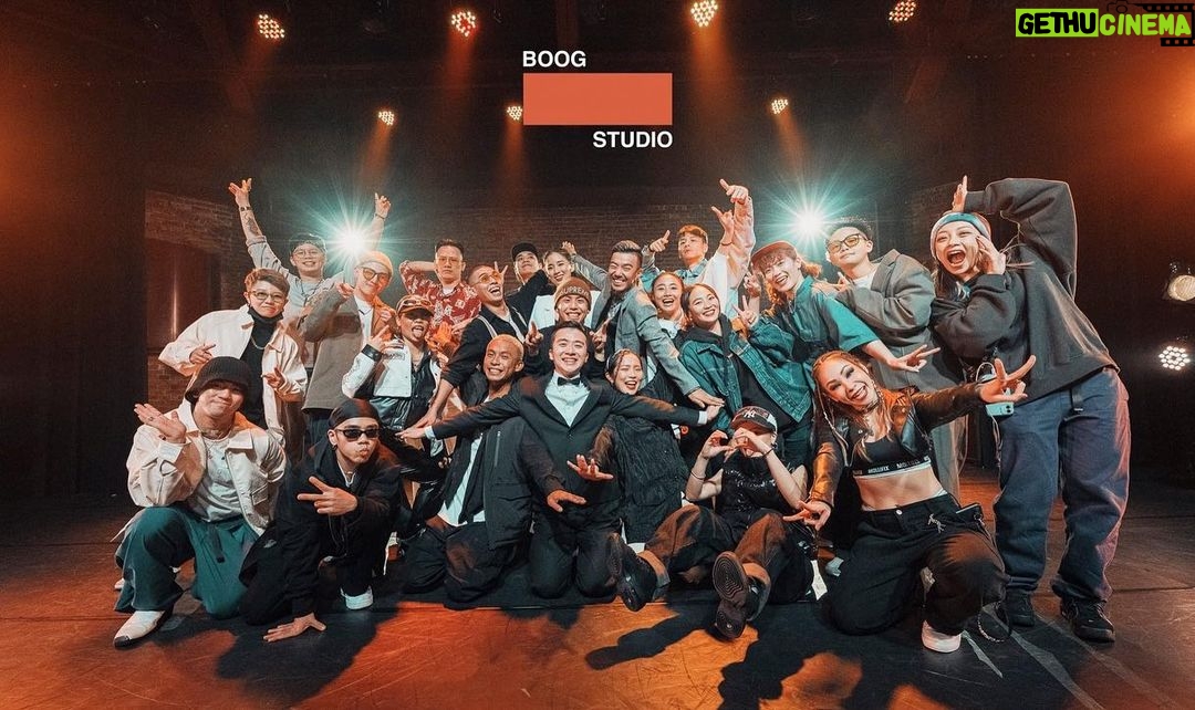 popping ed Instagram - 「漫画BOOG5」演出順利圓滿結束🙌🏽✨ 不知不覺成果展已經五年了,真的很謝謝所有一起努力的夥伴老師們還有所有表演者們;因為有大家一起的堅持和熱愛~我們才有動力繼續做下去。 雖然有時候真的累到想要放棄,但是每次過程中的感動又足以讓我面對很多現實中的大小事;謝謝所有觀眾還有夥伴們的信賴,謝謝每一屆成發所累積的能量~ 可以和一群喜愛這個文化的人一起努力,我覺得很幸福~謝謝所有夥伴團隊們,都辛苦了🙏🏽💙 以上,謝謝大家!發個文紀錄留念。 BOOG SHOW我們明年見🈵❤️🔥✊🏽 🎫: @boogstudio_tw 🏠: @boogstudio_tw 📷: @nalnal._sxsx . . #boogstudio #boogstudio成果展 #漫画BOOG5 #除了感動還是感動 #這次參與兩組的編排加上總籌#真的有累 #以上 #謝謝收看
