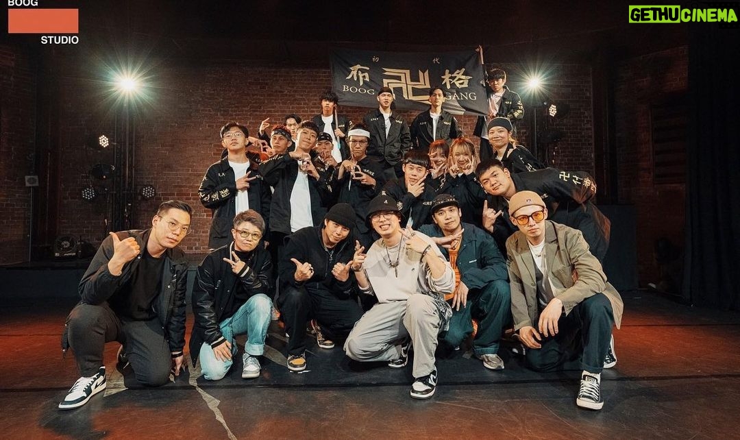 popping ed Instagram - 「漫画BOOG5」演出順利圓滿結束🙌🏽✨ 不知不覺成果展已經五年了,真的很謝謝所有一起努力的夥伴老師們還有所有表演者們;因為有大家一起的堅持和熱愛~我們才有動力繼續做下去。 雖然有時候真的累到想要放棄,但是每次過程中的感動又足以讓我面對很多現實中的大小事;謝謝所有觀眾還有夥伴們的信賴,謝謝每一屆成發所累積的能量~ 可以和一群喜愛這個文化的人一起努力,我覺得很幸福~謝謝所有夥伴團隊們,都辛苦了🙏🏽💙 以上,謝謝大家!發個文紀錄留念。 BOOG SHOW我們明年見🈵❤️🔥✊🏽 🎫: @boogstudio_tw 🏠: @boogstudio_tw 📷: @nalnal._sxsx . . #boogstudio #boogstudio成果展 #漫画BOOG5 #除了感動還是感動 #這次參與兩組的編排加上總籌#真的有累 #以上 #謝謝收看